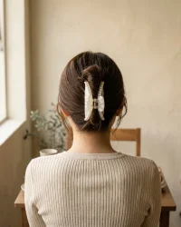 Pearl Rim Claw, worn in the hair