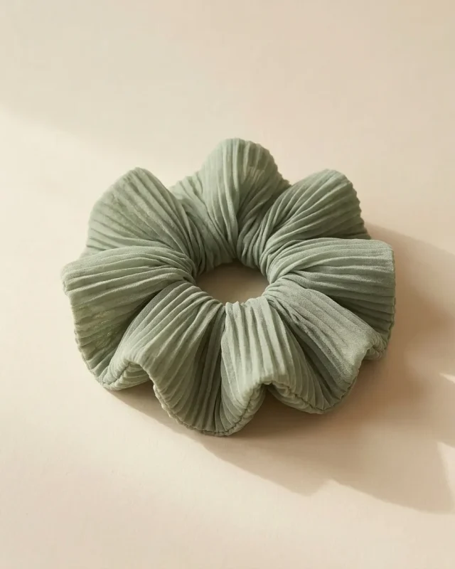 Plisseret sky-scrunchie i Mugwort Haze