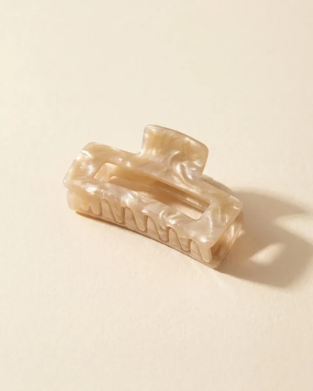 Seongsu Medium Claw in Oat Sheen