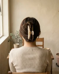 Slim French Claw, worn in the hair