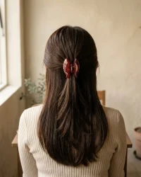 Tulip Claw, worn in the hair
